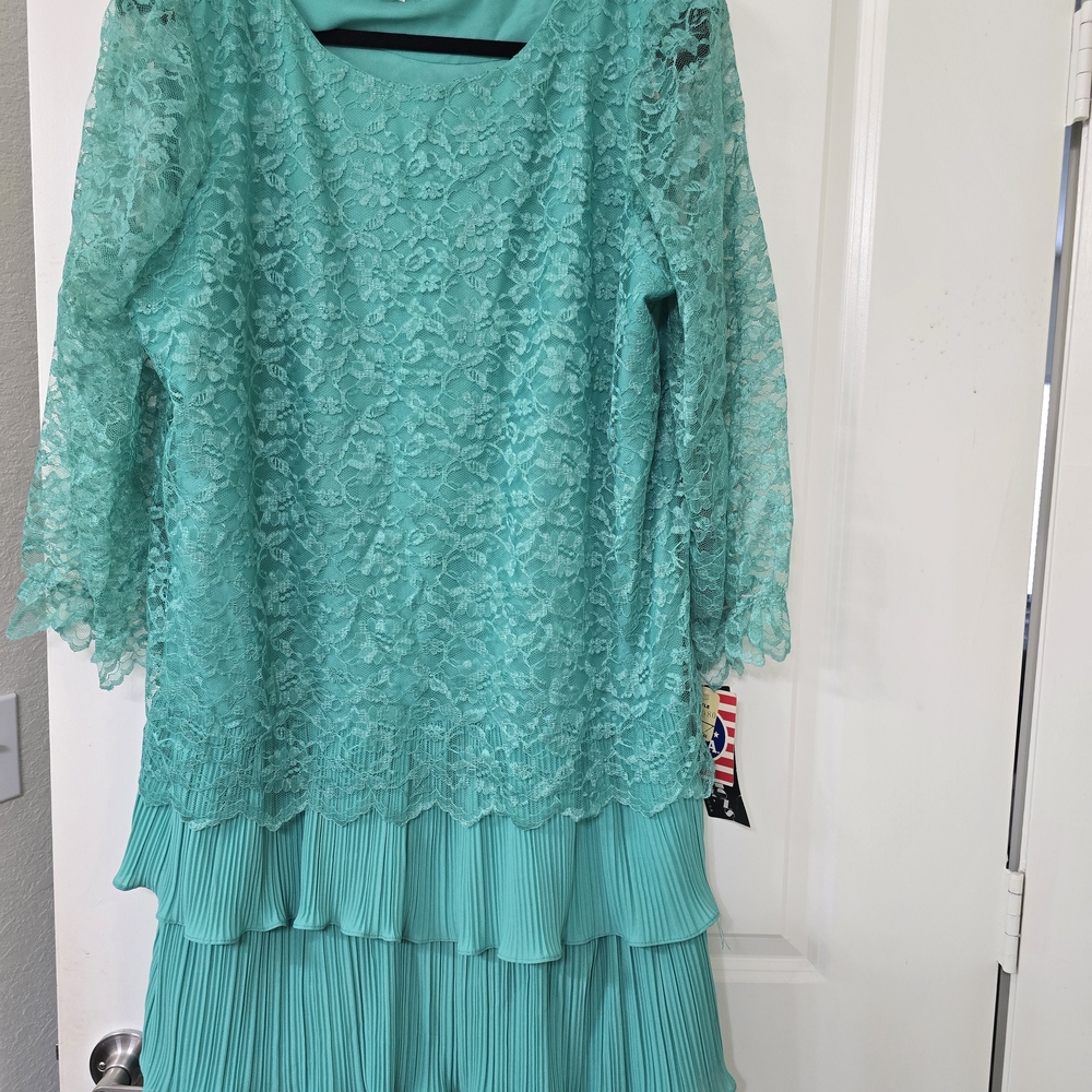 Vintage 80s Lace & Pleated Dress in Light Emerald Green New Deadstock Tag 24W